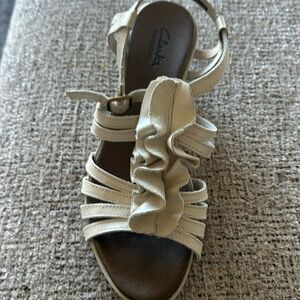Adorable clarks ruffle wedges